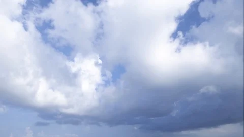 A time lapse of white clouds moving across a blue sky. 库存影片 108015135