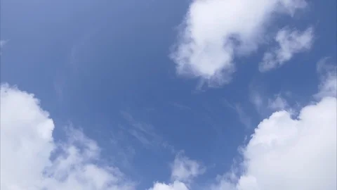 A time lapse of white clouds moving across a blue sky. 库存影片 108251676