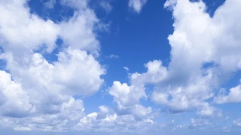 A time lapse of white clouds moving across a blue sky. 库存影片 115964261