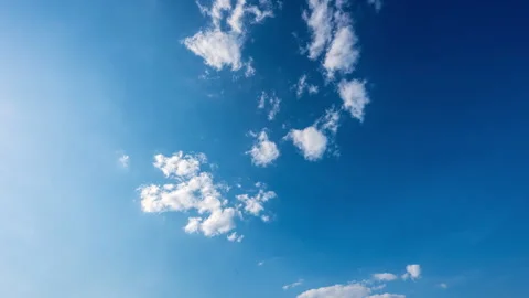 Time lapse of White clouds moving slowly across blue sky. Cloud formation Vídeo Stock 334053630