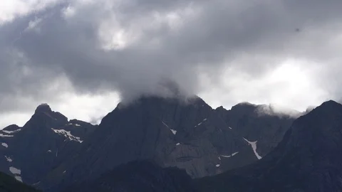Time-lapse of white clouds passing over the rocky mountain Video stock 114881909