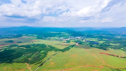 Time Lapse of White Clouds Racing Over a Highland Plateau Grassland Landscape Video stock 341872864