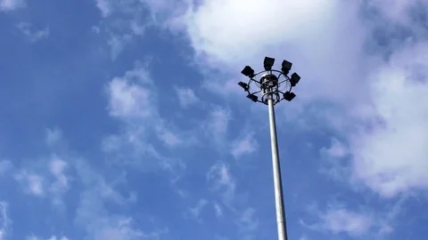 Time lapse of white clouds rolling by in front of blue skies, with modern s.. 動画素材 73350955