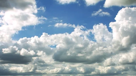 Time-lapse, White Clouds Running Across the Blue Sky Stockbeeldmateriaal 101365135