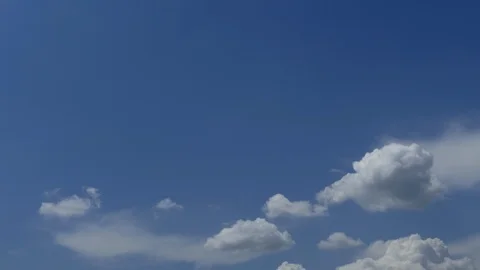 Time lapse White cumulus fluffy clouds in the blue sky 動画素材 93214946