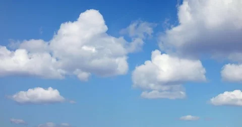 Time-lapse of white fluffy clouds evolving in blue sky. 库存影片 83808610