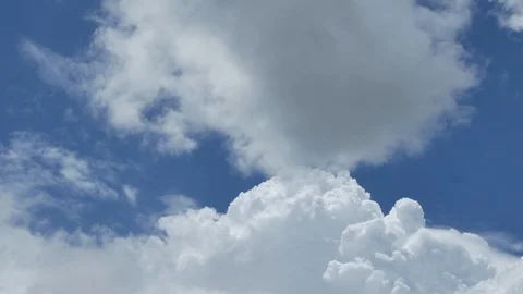Time Lapse of White fluffy clouds in the blue sky background. Stock-Footage 94226457