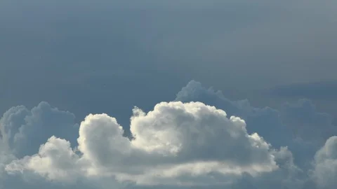 Time lapse - White fluffy clouds piling up against dark sky 스톡 동영상 98242154