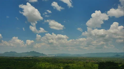 Time-lapse of a white fluffy cumulus cloud in the blue sky 스톡 동영상 244856159