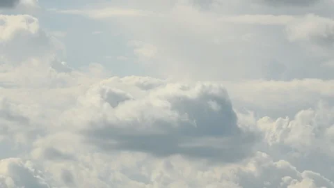 Time lapse - White fluffy vaporous clouds building up 스톡 동영상 98242227