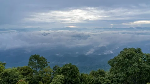 Time lapse of white morning clouds and fogs moving across mountains Vídeos de archivo 219542777