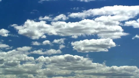 Time lapse white puffy clouds against blue sky time-lapse cumulus background in Видео 336568523