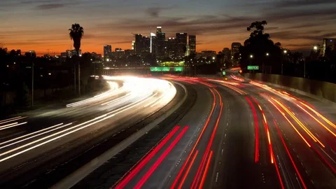 Time lapse wide shot of sunset clouds, traffic and the Los Angeles skyline 스톡 동영상 83277984