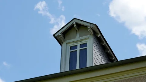 Time lapse of a widow that reflects the passing clouds Stock-Footage 124710402