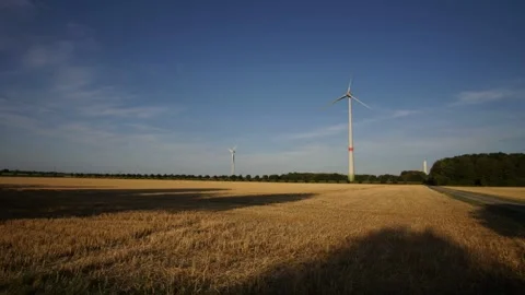 Time lapse of wind turbines turning during the blue hour Stockbeeldmateriaal 169253435