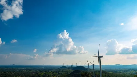 Time lapse of windmills spinning swiftly, in a wind farm in India 動画素材 120768554