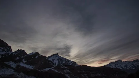 Time lapse of winter evening setting sky in the mountainous valleys Vidéo 121951128