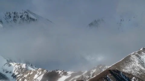 Time Lapse, winter mountains covered with snow in a mist Video stock 91137279