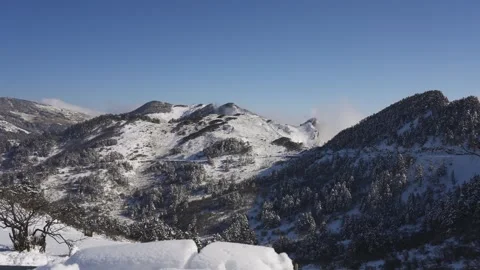 Time Lapse of Winter Snow Ridge Mountain Flowing Cloud Video stock 337942041