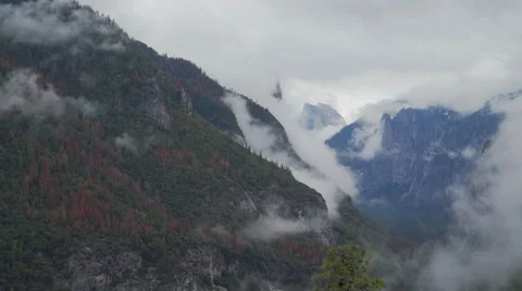 Time lapse of wispy clouds blowing through the Yosemite valley Stock Footage 62629919