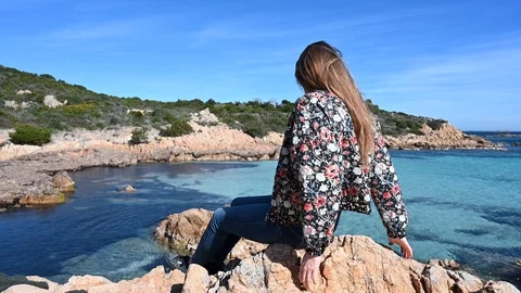Time-lapse of woman model posing for photo shooting on a beautiful beach Video stock 103823092