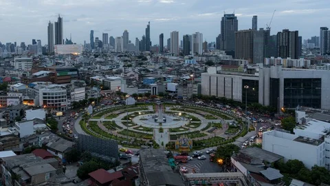 Time lapse of Wongwian Yai roundabout Stock Footage 112155341