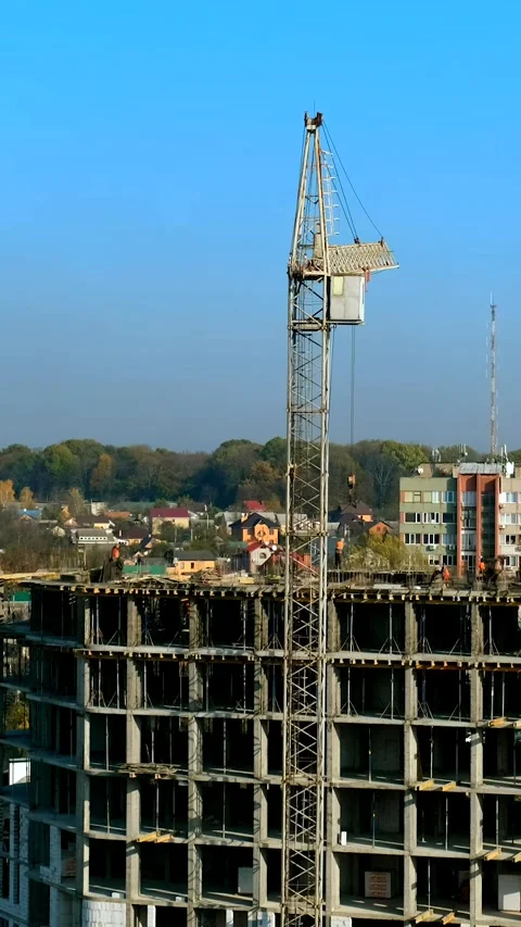 Time lapse of workers at large construction site pour and level concrete, w.. Vídeo Stock 291956298