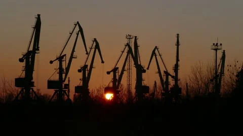 Time lapse  working  cranes аnd sunset. Stock-Footage 58606118