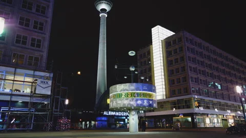 Time lapse with World Clock, Berlin, Alexander Square Stockbeeldmateriaal 296165000