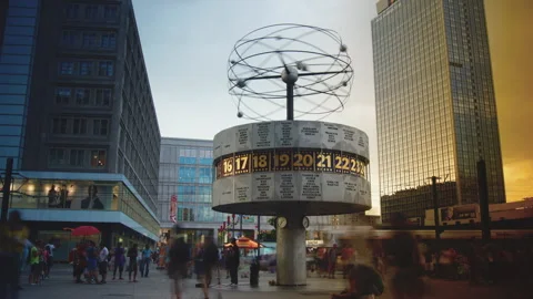 Time lapse with World Clock, Berlin, Alexander Square Stockbeeldmateriaal 296165021