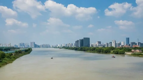 Time lapse of yangtze river skyline in nanjing city,china ,cloudy day Vidéo 77255291