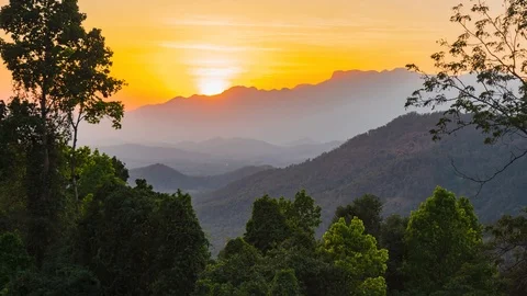 Time lapse of yellow sunset over the distant mountain horizon. Vídeo Stock 104603124