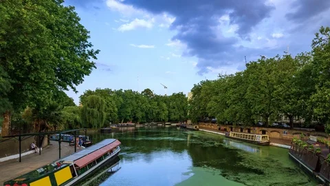 Time lapse zoom out view of canals and boats in Little Venice in London 動画素材 92307693