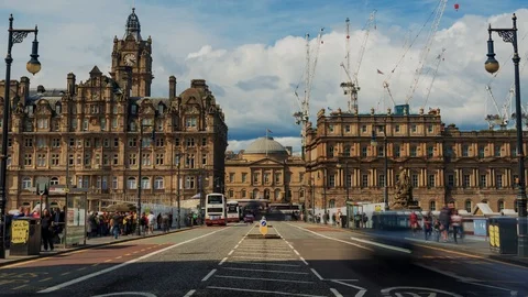 Time lapse zoom out view of Edinburgh new town (Scotland) from North bridge 動画素材 116542055
