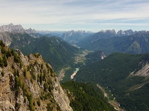 Time lapse zoom over piave valley and centro cadore Vidéo 76828081