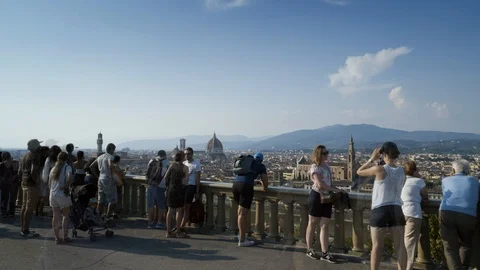 Time lapse. Zoom in. Panoramic view of Florence with crowd of tourists . Italy. Video stock 98901107