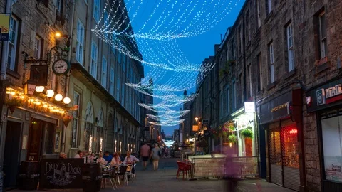 Time lapse zoom in view of Rose street in Edinburgh illuminated at night Stock-Footage 115709978