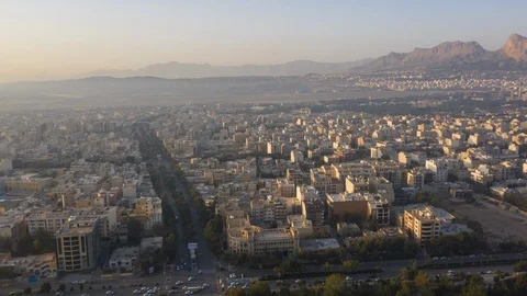 Time lapse,Hyper lapse , Of traffic on city streets in Iran. Vídeos de archivo 98412743