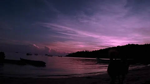 TIME LEAPSE ON THE BEACH AND SUNSET BACKGROUND Stock-Footage 131707590