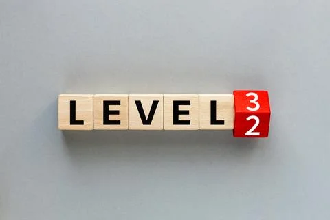 Time to level 3 symbol. Concept word. Change Level 2 to 3 on wooden block Foto stock