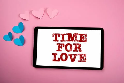 TIME FOR LOVE. Computer table on a pink background Foto stock