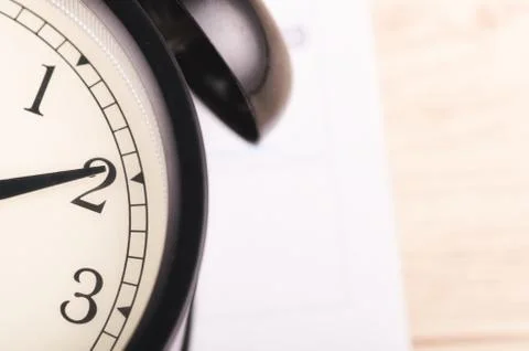 Time management concept, close-up image of  alarm clock on wooden desk Foto stock