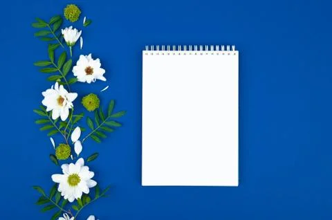 Time management concept. To-do list: red alarm clock, pencil and notebook Foto stock