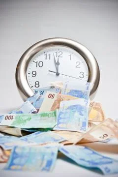 Time is money concept with clock on the wall and banknotes Foto stock
