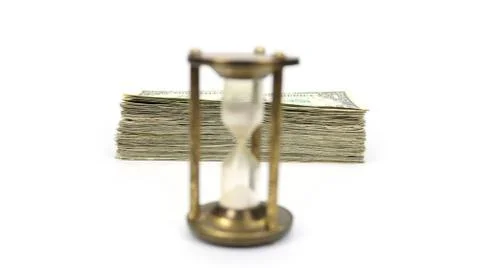 Time Is Money - White Sand Timer and Stack Of Cash_03B 库存照片