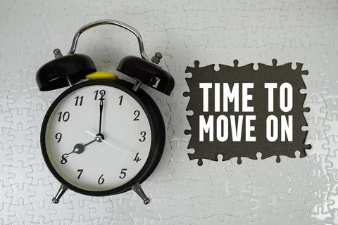 Time To Move On text with alarm clock on gray background 库存照片