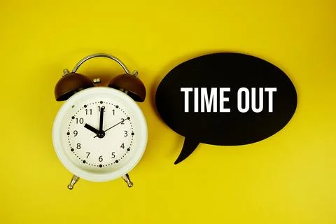 Time Out text text on speech bubble top view on yellow background Foto stock