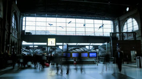 Time passing. public train station hallway. people walking. motion Vidéo 36209959