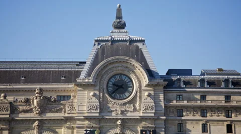 Time passing quickly on the clock on the musee d'orsay, Paris Video stock 40351595
