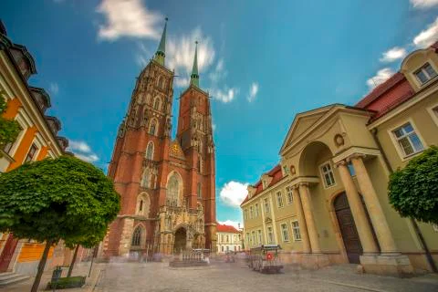 Time passing under the cathedral of John the Baptist towers with moving clouds Foto stock